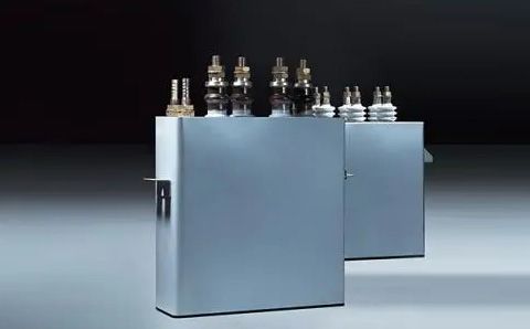電容器在直流電路中起什么作用？