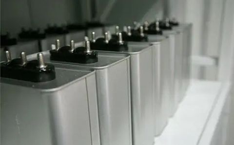 哪些因素影響電力電容器的容量？